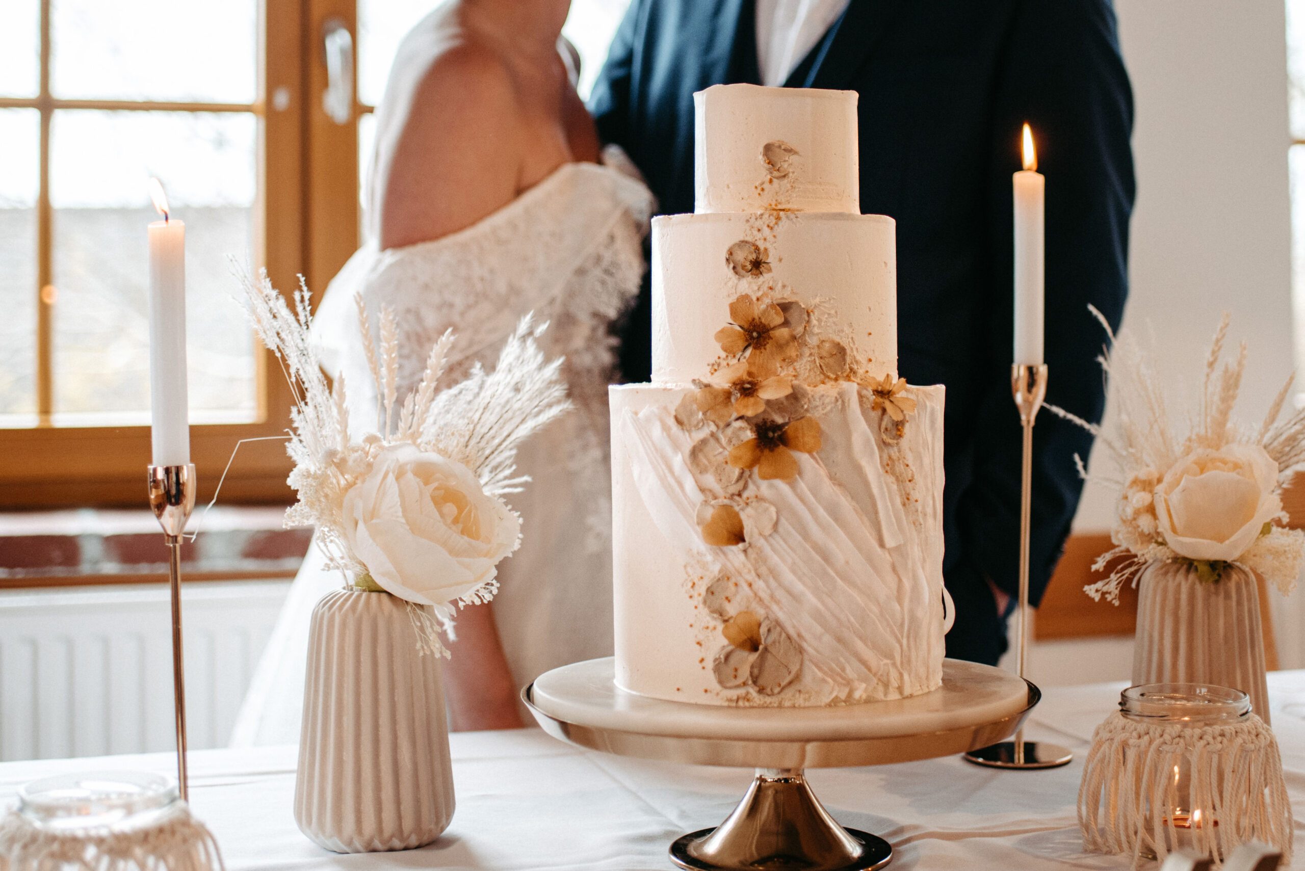 moderne Hochzeitstorte mit Blattgold, Waferpaper, Spachteloptik