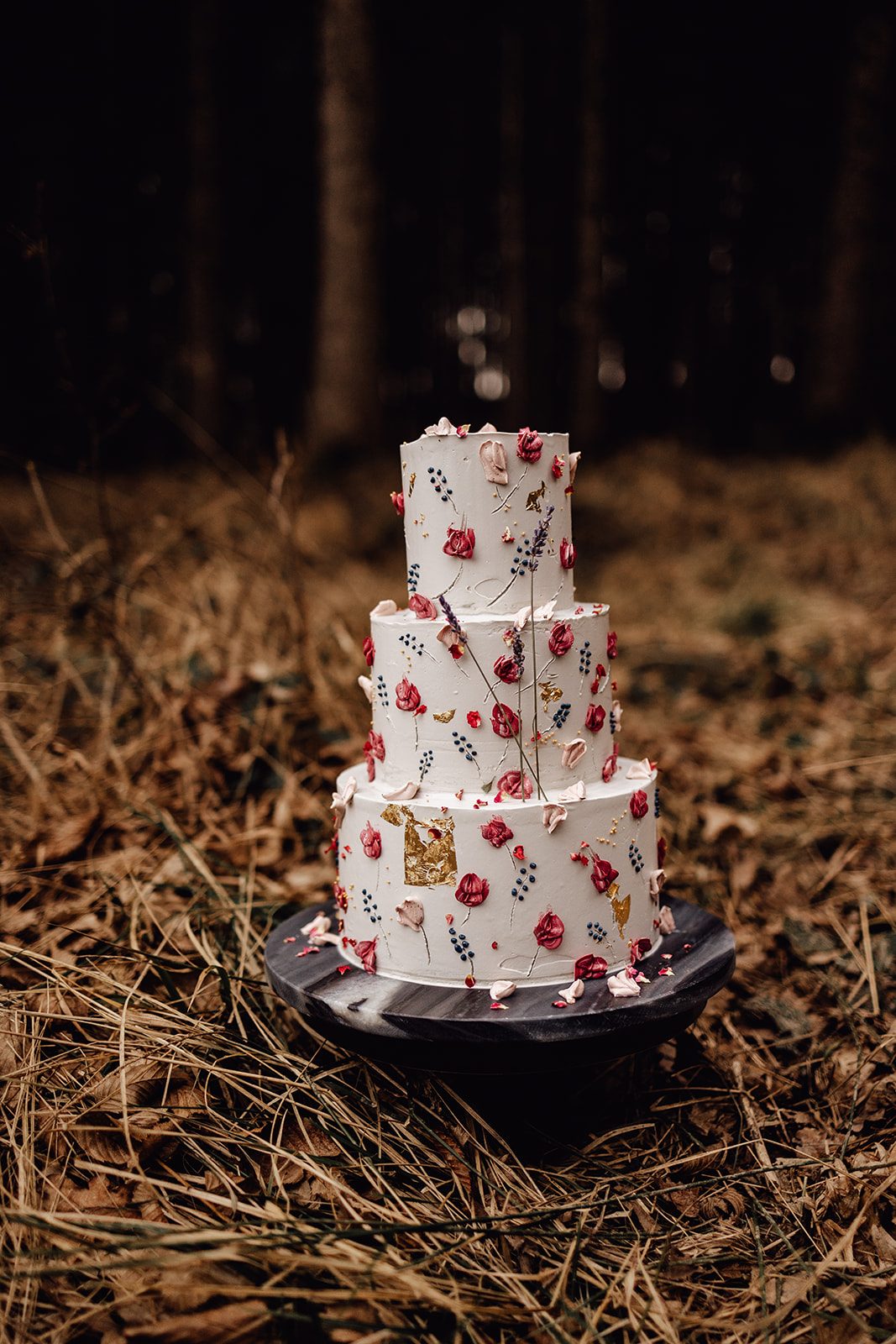 Torte mit handegemalten Blumen, moderne Hochzeitstorte, Lieferung, Blattgold