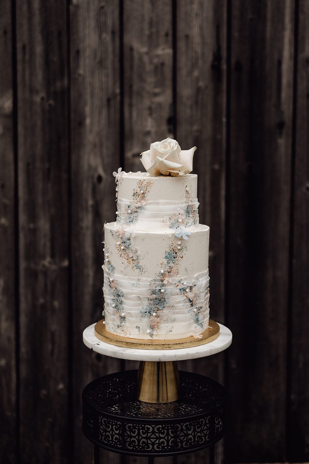 Torte mit Waferpaper, moderne Hochzeitstorte, pastell, fineart Cake