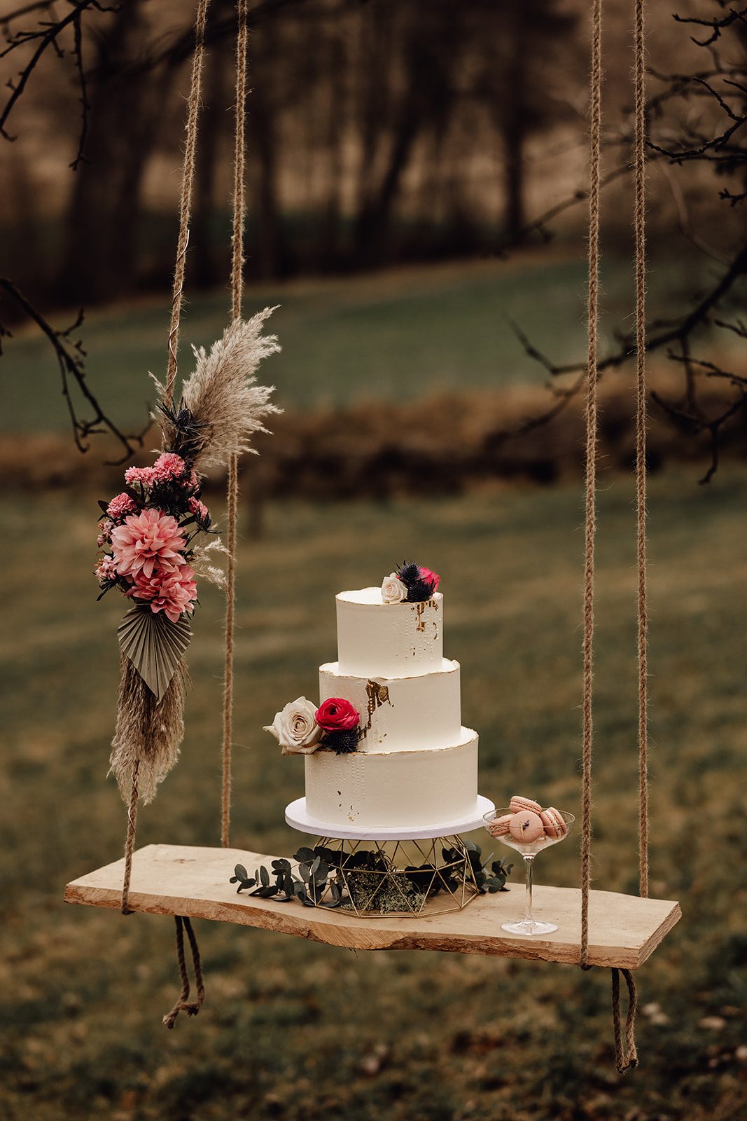 schlichte Hochzeitstorte, Lieferung, Blumendekoration, Semi Naked Cake, moderne Hochzeitstorte